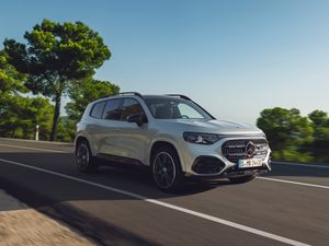 Supporting image for story: New Mercedes GLB returns with revised look and 392-mile range