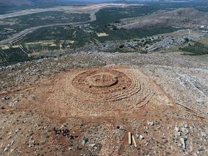 Supporting image for story: 4,000-year-old Crete hilltop site mystifies archaeologists
