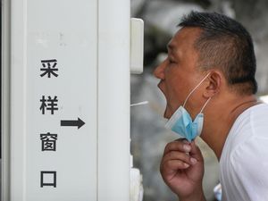 Supporting image for story: Chinese authorities apologise for breaking into homes to look for Covid contacts