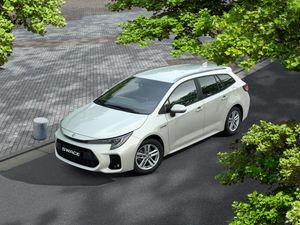 Supporting image for story: Suzuki Swace arrives in the UK priced from £27,499