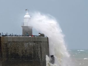 Supporting image for story: Thunderstorms and strong winds forecast over weekend