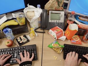 Supporting image for story: Foodie influencers? How perception of what friends online eat may sway choices