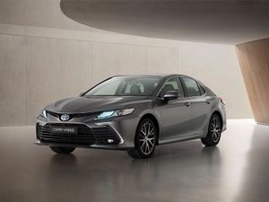 Supporting image for story: Toyota Camry updated with new styling, equipment and safety kit