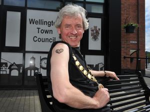 Supporting image for story: Mayor braves the needle to get permanent tribute to Wellington
