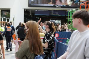 Fans took the opportunity to wave to the two stars. Photo: Snapper SK