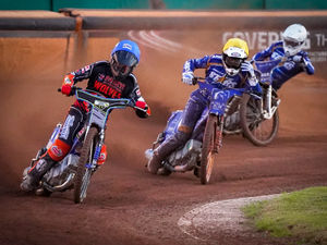 Supporting image for story: Dominant Wolverhampton Wolves close on top spot