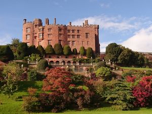 Supporting image for story: Castles to keep attracting gardeners
