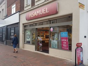 Supporting image for story: Thieves make off with £5,000 haul from H Samuel jewellery store