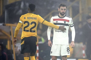 Nelson Semedo consoles Manchester United's Portuguese midfielder Bruno Fernandes  (Photo by HENRY NICHOLLS/AFP via Getty Images)
