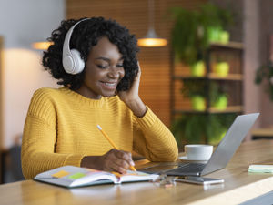 Supporting image for story: Evacuation-style plan to get university students in the region home for Christmas