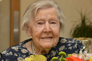 Supporting image for story: Molly marks 104 years with party in Whitchurch