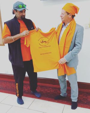 Head coach Ranjit Singh presents the minister with a Wolverhampton Wolfpack t-shirt