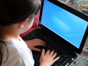 Supporting image for story: Children’s online time should be public health issue, says report