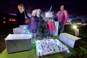 With the Rockerfeller New York display is Headteacher Carla Whelan and Matilda Creese 5, Isla Creese 3 and Sheena Creese 