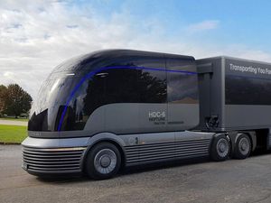 Supporting image for story: Hyundai reveals hydrogen-powered lorry with clean energy trailer