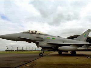 Supporting image for story: The terror of a warplane next to your airliner