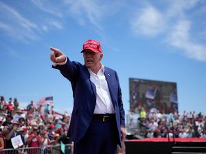 Supporting image for story: Trump complains about teleprompters at scorching Las Vegas rally