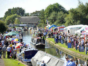 Supporting image for story: Crowds soak up sun at boat festival