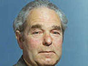 Supporting image for story: Tributes paid to ex-head Arthur, 87