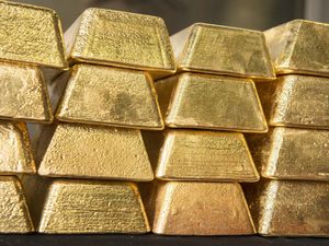 Supporting image for story: Russia’s gold stockpile targeted in new G7 sanctions