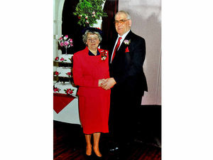 Supporting image for story: Dying couple held hands in wreckage