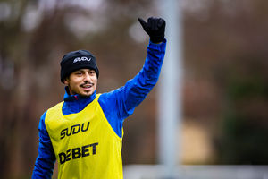 A thumbs up from Andre (Photo by Brett Patzke - WWFC/Wolves via Getty Images)