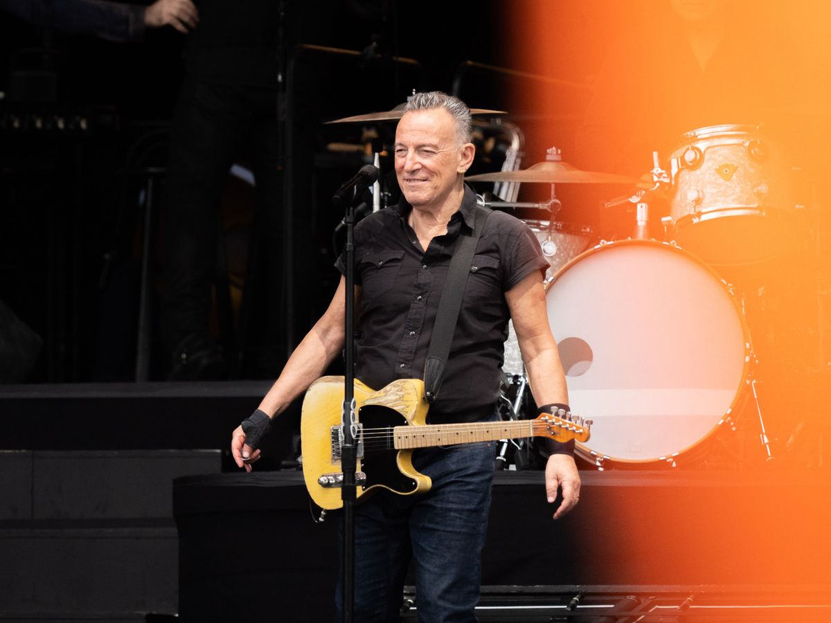 Bruce Springsteen joined by Paul McCartney at Liverpool concert