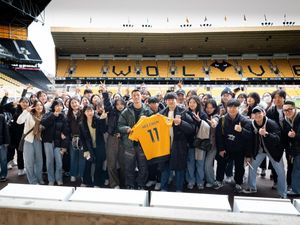 Supporting image for story: Korean students starstruck by surprise meeting with Wolves hero Hwang Hee-chan