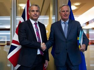 Supporting image for story: Tusk welcomes ‘promising signals’ as Barclay meets Barnier for Brexit talks