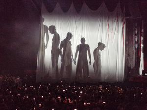 The pre-show curtain set the scene for the show