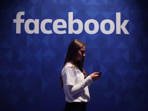 Supporting image for story: Facebook will share Russia-linked adverts with US investigators