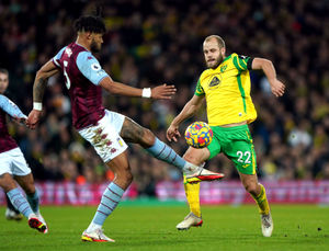 Norwich City's Teemu Pukki (right) and Aston Villa's Tyrone Mings battle