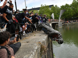 Supporting image for story: Met slammed for 'failing to enforce law' during protests 