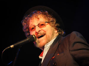 Supporting image for story: Tributes paid to lead singer Chas Hodges