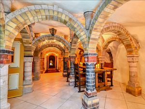 Supporting image for story: Bridgnorth's 'quirkiest' property complete with a cave goes back on the market