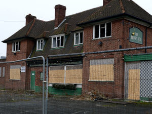 Supporting image for story: Demolish eyesore Walsall pub, say residents