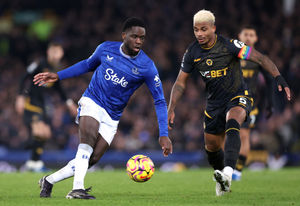 Orel Mangala of Everton passes the ball whilst under pressure from Mario Lemina (Getty)