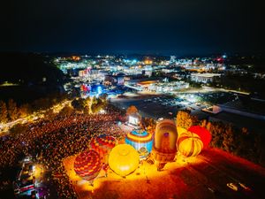 Supporting image for story: Crowds soar as record-breaking number of people visit Telford Balloon Fiesta