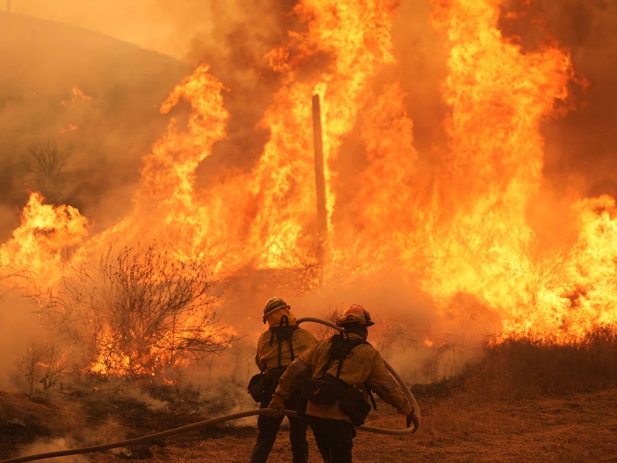 Fast-growing brush fire forces thousands to evacuate area north of Los Angeles