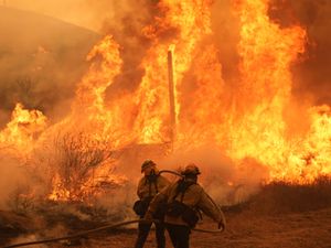Supporting image for story: Fast-growing brush fire forces thousands to evacuate area north of Los Angeles