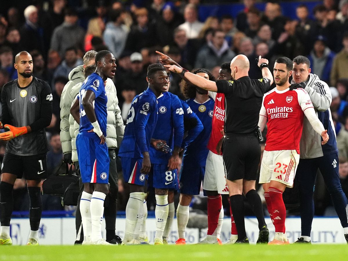 Ten-man Chelsea battle for a point against leaders Arsenal in fiery derby