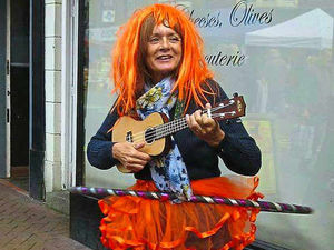 Supporting image for story: Bridgnorth Ukulele buskers raise charity cash