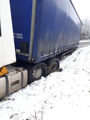 A lorry stuck on an exit road of the M54 in Telford. Photo: @OPUShropshire