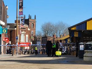Supporting image for story: Dudley High Street cordoned off after 'bomb scare' in bank