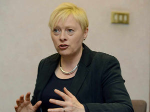 Supporting image for story: Angela Eagle: Jeremy Corbyn turned his back on the party, says Labour leadership hopeful