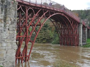 Supporting image for story: Search and rescue operation fails to find man seen entering the river
