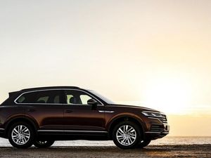 Supporting image for story: Volkswagen boosts Touareg range with powerful new V6 petrol engine