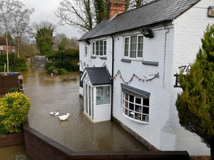Supporting image for story: Bridgnorth flooding: 'Dire' situation as residents battle on against rising river level