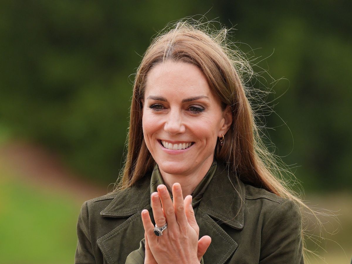 Kate makes surprise appearance with William in show of support for NHS staff