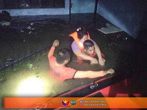 Supporting image for story: Widespread floods, people trapped on roofs as tropical storm nears Philippines